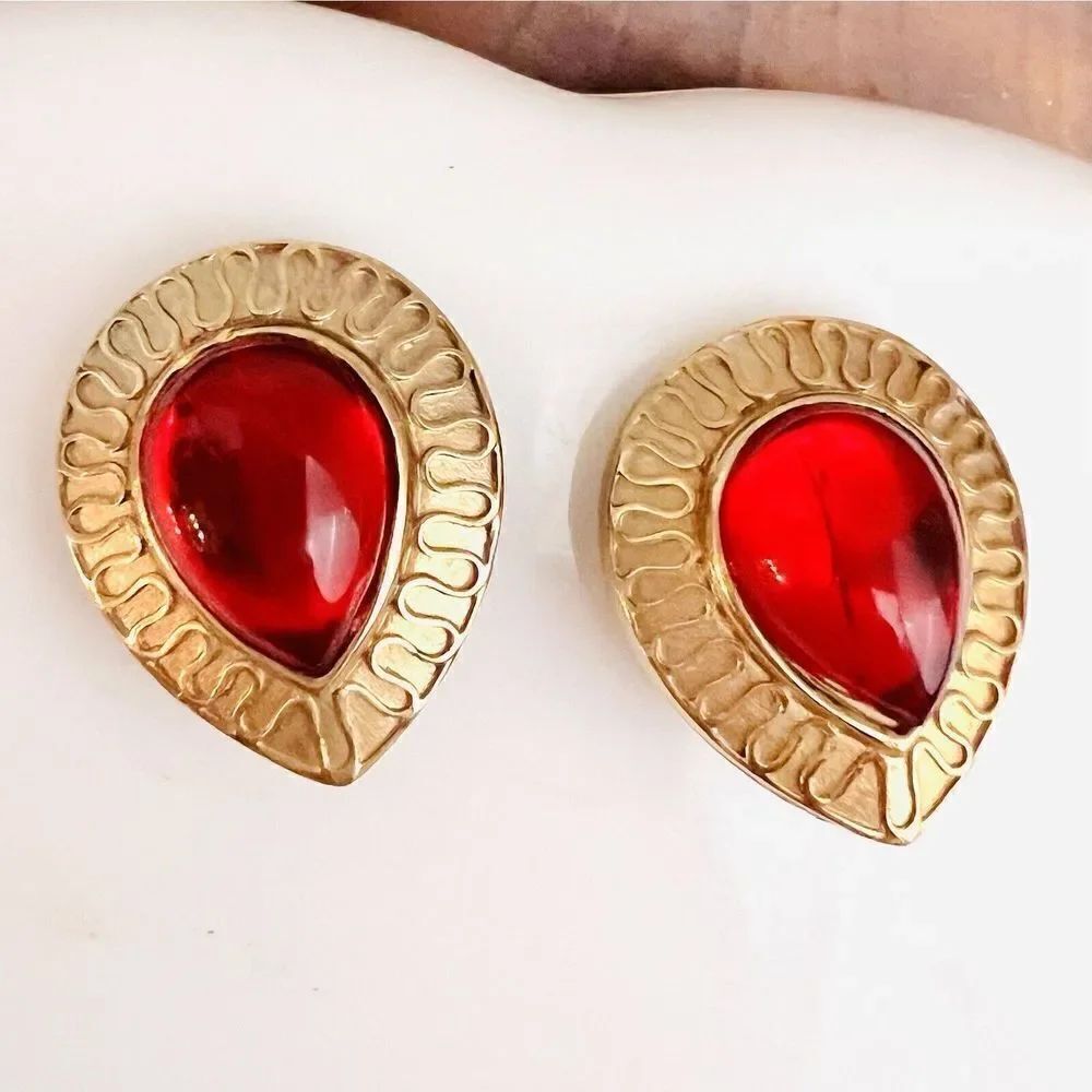 Vintage Galleria Gripoix Glass Earrings Cabochon Clip On Red Gold Teardrop 4621